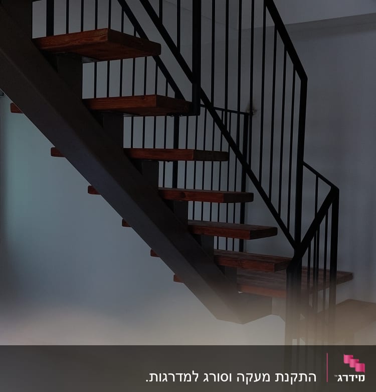 מדרגות עץ עם מסגרת מתכת שחורה